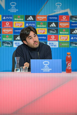 Allianz Arena, München, Deutschland – 25.04.2026: Fußball, UEFA Women’s Champions League 2025/2026, Halbfinale Hinspiel, FC Bayern München Frauen vs. FC Barcelona Frauen: Pere Romeu (FC Barcelona, Cheftrainer) während der Pressekonferenz (PK)