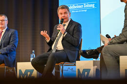 Podiumsdiskussion zur Bürgermeisterwahl in Bad Wörishofen im Kursaal. Die Bürgermeisterkandidaten Daniel Pflügl, Stefan Welzel und Paul Gruschka stellten sich den Fragen von Moderation und Publikum.