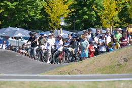 Mindelheim, Deutschland – 23.05.2026: Eröffnung der neuen BikeArea auf der Schwabenwiese in Mindelheim. Die von Schanzenwerk gestaltete und gebaute Anlage umfasst Pumptrack-, Flowline- und Jumpline-Elemente für Kinder, Jugendliche und Erwachsene.