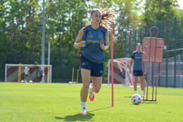 05.08.2026, München, Deutschland. Google Pixel Frauen-Bundesliga: Die FC Bayern Frauen absolvieren auf dem FC Bayern Campus eine Trainingseinheit zur Vorbereitung auf das Testspiel gegen Paris FC. Katharina Naschenweng (FC Bayern Frauen)