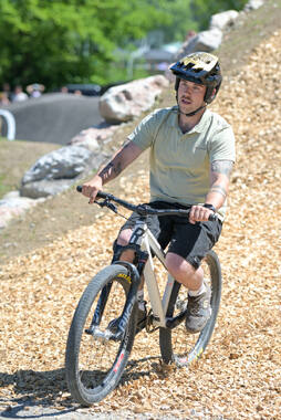 Mindelheim, Deutschland – 23.05.2026: Eröffnung der neuen BikeArea auf der Schwabenwiese in Mindelheim. Die von Schanzenwerk gestaltete und gebaute Anlage umfasst Pumptrack-, Flowline- und Jumpline-Elemente für Kinder, Jugendliche und Erwachsene.