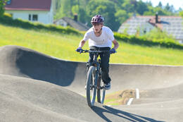 Mindelheim, Deutschland – 23.05.2026: Eröffnung der neuen BikeArea auf der Schwabenwiese in Mindelheim. Die von Schanzenwerk gestaltete und gebaute Anlage umfasst Pumptrack-, Flowline- und Jumpline-Elemente für Kinder, Jugendliche und Erwachsene.