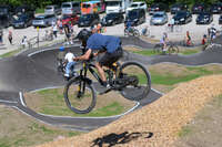 Mindelheim, Deutschland – 23.05.2026: Eröffnung der neuen BikeArea auf der Schwabenwiese in Mindelheim. Die von Schanzenwerk gestaltete und gebaute Anlage umfasst Pumptrack-, Flowline- und Jumpline-Elemente für Kinder, Jugendliche und Erwachsene.
