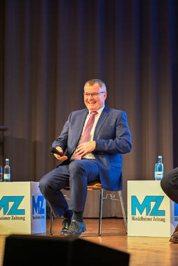 Podiumsdiskussion zur Bürgermeisterwahl in Bad Wörishofen im Kursaal. Die Bürgermeisterkandidaten Daniel Pflügl, Stefan Welzel und Paul Gruschka stellten sich den Fragen von Moderation und Publikum.