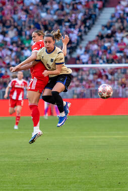 Allianz Arena, München, Deutschland – 25.04.2026: Fußball, UEFA Women’s Champions League 2025/2026, Halbfinale Hinspiel, FC Bayern München Frauen vs. FC Barcelona Frauen: Klara Bühl / Klara Buehl (FC Bayern München, Sturm) im Zweikampf mit Ona Batlle (FC Barcelona, Abwehr)