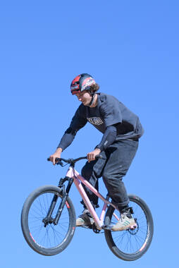Mindelheim, Deutschland – 23.05.2026: Eröffnung der neuen BikeArea auf der Schwabenwiese in Mindelheim. Die von Schanzenwerk gestaltete und gebaute Anlage umfasst Pumptrack-, Flowline- und Jumpline-Elemente für Kinder, Jugendliche und Erwachsene.
