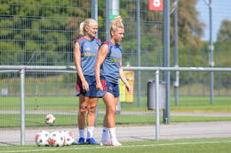 05.08.2026, München, Deutschland. Google Pixel Frauen-Bundesliga: Die FC Bayern Frauen absolvieren auf dem FC Bayern Campus eine Trainingseinheit zur Vorbereitung auf das Testspiel gegen Paris FC. Pernille Harder (FC Bayern Frauen), Linda Dallmann (FC Bayern Frauen)