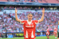 Allianz Arena, München, Deutschland – 25.04.2026: Fußball, UEFA Women’s Champions League 2025/2026, Halbfinale Hinspiel, FC Bayern München Frauen vs. FC Barcelona Frauen: Klara Bühl / Klara Buehl (FC Bayern München, Sturm) spielt mit Fans und ist nachdenklich.