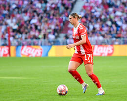 Allianz Arena, München, Deutschland – 25.04.2026: Fußball, UEFA Women’s Champions League 2025/2026, Halbfinale Hinspiel, FC Bayern München Frauen vs. FC Barcelona Frauen: Klara Bühl / Klara Buehl (FC Bayern München, Sturm) im Angriff.