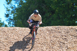 Mindelheim, Deutschland – 23.05.2026: Eröffnung der neuen BikeArea auf der Schwabenwiese in Mindelheim. Die von Schanzenwerk gestaltete und gebaute Anlage umfasst Pumptrack-, Flowline- und Jumpline-Elemente für Kinder, Jugendliche und Erwachsene.