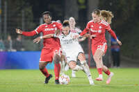 28.10.2026, Unterhaching, Bayern, Deutschland. UEFA Womens Champions League: FC Bayern Frauen gegen Real Madrid Frauen. Spielort: Sportpark Unterhaching. UWCL Ligaphase, 3. Spieltag, Saison 2026/27. Arianna Caruso (Real Madrid Frauen) im Zweikampf, im Duell, im Kampf um den Ball mit Bernadette Amani (FC Bayern Frauen) und Sophie Proost (FC Bayern Frauen)