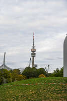 09.10.2026, München, Deutschland. PENNY DEL, Deutsche Eishockey Liga, Saison 2026/27, 7. Spieltag: EHC Red Bull München gegen ERC Ingolstadt im SAP Garden in München. Blick auf den Münchner Olympiaturm und das Olympiastadion neben dem SAP Garden bei bewölktem Himmel.