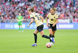 Allianz Arena, München, Deutschland – 25.04.2026: Fußball, UEFA Women’s Champions League 2025/2026, Halbfinale Hinspiel, FC Bayern München Frauen vs. FC Barcelona Frauen: Caroline Graham Hansen (FC Barcelona, Sturm) täuscht einen Freistoß an. María León / Maria Leon (FC Barcelona, Abwehr) schießt den Ball.