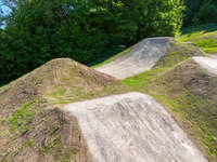 Mindelheim, Deutschland – 23.05.2026: Eröffnung der neuen BikeArea auf der Schwabenwiese in Mindelheim. Die von Schanzenwerk gestaltete und gebaute Anlage umfasst Pumptrack-, Flowline- und Jumpline-Elemente für Kinder, Jugendliche und Erwachsene.