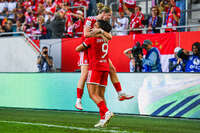 19.09.2026, München, Deutschland. Google Pixel Frauen-Bundesliga: FC Bayern München Frauen gegen 1. FC Köln Frauen am FC Bayern Campus. Alara Sehitler (FC Bayern Frauen) trifft Elfmeter und jubelt mit Jovana Damnjanovic (FC Bayern Frauen)