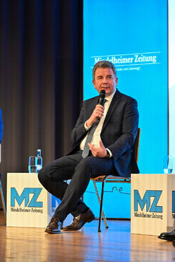 Podiumsdiskussion zur Bürgermeisterwahl in Bad Wörishofen im Kursaal. Die Bürgermeisterkandidaten Daniel Pflügl, Stefan Welzel und Paul Gruschka stellten sich den Fragen von Moderation und Publikum.