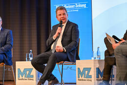 Podiumsdiskussion zur Bürgermeisterwahl in Bad Wörishofen im Kursaal. Die Bürgermeisterkandidaten Daniel Pflügl, Stefan Welzel und Paul Gruschka stellten sich den Fragen von Moderation und Publikum.
