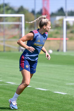 19.08.2026, München, Deutschland. Google Pixel Frauen-Bundesliga: Die FC Bayern Frauen absolvieren auf dem FC Bayern Campus eine Trainingseinheit vor dem Bundesliga-Saisonauftakt gegen den 1. FC Union Berlin. Giulia Gwinn (FC Bayern Frauen)
