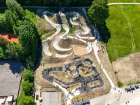 Mindelheim, Deutschland – 23.05.2026: Eröffnung der neuen BikeArea auf der Schwabenwiese in Mindelheim. Die von Schanzenwerk gestaltete und gebaute Anlage umfasst Pumptrack-, Flowline- und Jumpline-Elemente für Kinder, Jugendliche und Erwachsene.