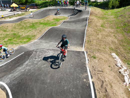 Mindelheim, Deutschland – 23.05.2026: Eröffnung der neuen BikeArea auf der Schwabenwiese in Mindelheim. Die von Schanzenwerk gestaltete und gebaute Anlage umfasst Pumptrack-, Flowline- und Jumpline-Elemente für Kinder, Jugendliche und Erwachsene.