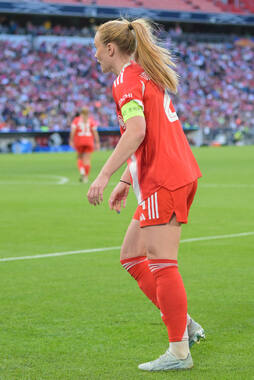 Allianz Arena, München, Deutschland – 25.04.2026: Fußball, UEFA Women’s Champions League 2025/2026, Halbfinale Hinspiel, FC Bayern München Frauen vs. FC Barcelona Frauen: Glódís Perla Viggósdóttir / Glodis Perla Viggosdottir (FC Bayern München, Abwehr) wartet af den Ball.