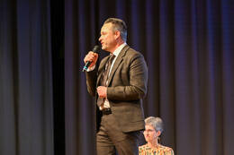 Podiumsdiskussion zur Bürgermeisterwahl in Bad Wörishofen im Kursaal. Die Bürgermeisterkandidaten Daniel Pflügl, Stefan Welzel und Paul Gruschka stellten sich den Fragen von Moderation und Publikum.