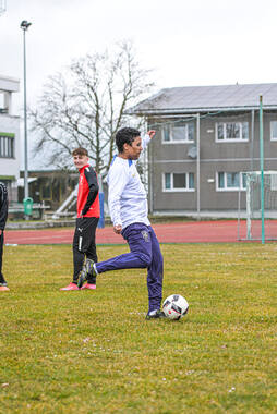 Bad Wörishofen, Deutschland – Vorbereitungstraining für das Schulderby 2026 zwischen der Wirtschaftsschule Bad Wörishofen und dem Josef-Bernhard-Gymnasium Türkheim auf dem Gelände der Wirtschaftsschule in Bad Wörishofen. Das Spiel ist für Mai 2026 geplant.