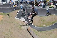 Mindelheim, Deutschland – 23.05.2026: Eröffnung der neuen BikeArea auf der Schwabenwiese in Mindelheim. Die von Schanzenwerk gestaltete und gebaute Anlage umfasst Pumptrack-, Flowline- und Jumpline-Elemente für Kinder, Jugendliche und Erwachsene.