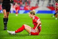 19.10.2026, München, Bayern, Deutschland. Google Pixel Frauen-Bundesliga: FC Bayern Frauen gegen VfB Stuttgart Frauen. Spielort: FC Bayern Campus-Stadion. Franziska Kett (FC Bayern Frauen) verletzt, mit Schmerzen, bei der Behandlung