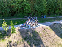 Mindelheim, Deutschland – 23.05.2026: Eröffnung der neuen BikeArea auf der Schwabenwiese in Mindelheim. Die von Schanzenwerk gestaltete und gebaute Anlage umfasst Pumptrack-, Flowline- und Jumpline-Elemente für Kinder, Jugendliche und Erwachsene.