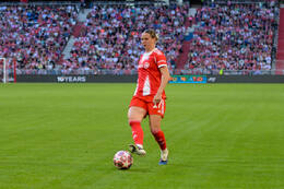 Allianz Arena, München, Deutschland – 25.04.2026: Fußball, UEFA Women’s Champions League 2025/2026, Halbfinale Hinspiel, FC Bayern München Frauen vs. FC Barcelona Frauen: Klara Bühl / Klara Buehl (FC Bayern München, Sturm) passt den Ball.