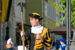 27.06.2026, Mindelheim: Am zweiten Tag des Frundsbergfests 2026 verwandelt sich die Mindelheimer Altstadt erneut in eine mittelalterliche Kulisse. Tausende Mitwirkende in historischen Gewändern prägen das traditionsreiche Fest, das zu den größten historischen Stadtfesten Deutschlands zählt.