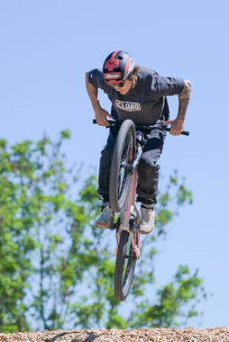 Mindelheim, Deutschland – 23.05.2026: Eröffnung der neuen BikeArea auf der Schwabenwiese in Mindelheim. Die von Schanzenwerk gestaltete und gebaute Anlage umfasst Pumptrack-, Flowline- und Jumpline-Elemente für Kinder, Jugendliche und Erwachsene.