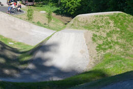 Mindelheim, Deutschland – 23.05.2026: Eröffnung der neuen BikeArea auf der Schwabenwiese in Mindelheim. Die von Schanzenwerk gestaltete und gebaute Anlage umfasst Pumptrack-, Flowline- und Jumpline-Elemente für Kinder, Jugendliche und Erwachsene.