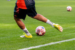 Allianz Arena, München, Deutschland – 25.04.2026: Fußball, UEFA Women’s Champions League 2025/2026, Halbfinale Hinspiel, FC Bayern München Frauen vs. FC Barcelona Frauen: Der Ball wird zu den Spielern geschossen.