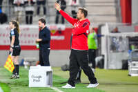 19.10.2026, München, Bayern, Deutschland. Google Pixel Frauen-Bundesliga: FC Bayern Frauen gegen VfB Stuttgart Frauen. Spielort: FC Bayern Campus-Stadion. Nico Schneck (Cheftrainer, VfB Stuttgart Frauen) nachdenklich, ernst, fokussiert