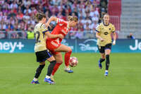 Allianz Arena, München, Deutschland – 25.04.2026: Fußball, UEFA Women’s Champions League 2025/2026, Halbfinale Hinspiel, FC Bayern München Frauen vs. FC Barcelona Frauen: Klara Bühl / Klara Buehl (FC Bayern München, Sturm) hat den Ballbesitz vor Ona Batlle (FC Barcelona, Abwehr), Caroline Graham Hansen (FC Barcelona, Sturm)