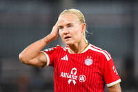 19.10.2026, München, Bayern, Deutschland. Google Pixel Frauen-Bundesliga: FC Bayern Frauen gegen VfB Stuttgart Frauen. Spielort: FC Bayern Campus-Stadion. Pernille Harder (FC Bayern Frauen) nachdenklich, ernst, fokussiert