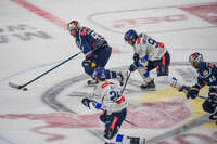09.10.2026, München, Deutschland. PENNY DEL, Deutsche Eishockey Liga, Saison 2026/27, 7. Spieltag: EHC Red Bull München gegen ERC Ingolstadt im SAP Garden in München. Maximilian Kastner (EHC Red Bull München) am Puck, mit dem Puck, in Puckbesitz