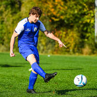 04.10.2026, Bad Wörishofen, Deutschland. U19 (A-Jun.) Kreisklasse Allgäu - Nord: FC Bad Wörishofen U19 gegen SG Unterrieden U19. Spielort: Stadion Am Unteren Hart. Max Hartmann (FC Bad Wörishofen) beim Schuss, beim Abschluss, bei der Schussabgabe