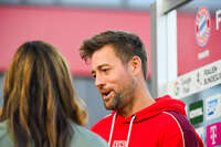 19.10.2026, München, Bayern, Deutschland. Google Pixel Frauen-Bundesliga: FC Bayern Frauen gegen VfB Stuttgart Frauen. Spielort: FC Bayern Campus-Stadion. Nico Schneck (Cheftrainer, VfB Stuttgart Frauen) nachdenklich, ernst, fokussiert
