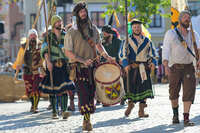 27.06.2026, Mindelheim: Am zweiten Tag des Frundsbergfests 2026 verwandelt sich die Mindelheimer Altstadt erneut in eine mittelalterliche Kulisse. Tausende Mitwirkende in historischen Gewändern prägen das traditionsreiche Fest, das zu den größten historischen Stadtfesten Deutschlands zählt.