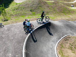 Mindelheim, Deutschland – 23.05.2026: Eröffnung der neuen BikeArea auf der Schwabenwiese in Mindelheim. Die von Schanzenwerk gestaltete und gebaute Anlage umfasst Pumptrack-, Flowline- und Jumpline-Elemente für Kinder, Jugendliche und Erwachsene.