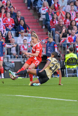 Allianz Arena, München, Deutschland – 25.04.2026: Fußball, UEFA Women’s Champions League 2025/2026, Halbfinale Hinspiel, FC Bayern München Frauen vs. FC Barcelona Frauen: Giulia Gwinn (FC Bayern München, Abwehr) schießt den Ball.