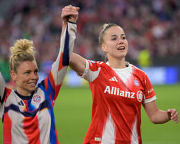 Allianz Arena, München, Deutschland – 25.04.2026: Fußball, UEFA Women’s Champions League 2025/2026, Halbfinale Hinspiel, FC Bayern München Frauen vs. FC Barcelona Frauen: Giulia Gwinn (FC Bayern München, Abwehr) feiert zusammen mit Linda Dallmann (FC Bayern München, Mittelfeld) das Spiel mit den Fans.
