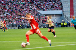 Allianz Arena, München, Deutschland – 25.04.2026: Fußball, UEFA Women’s Champions League 2025/2026, Halbfinale Hinspiel, FC Bayern München Frauen vs. FC Barcelona Frauen: Klara Bühl / Klara Buehl (FC Bayern München, Sturm) sprintet.