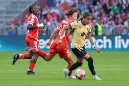 Allianz Arena, München, Deutschland – 25.04.2026: Fußball, UEFA Women’s Champions League 2025/2026, Halbfinale Hinspiel, FC Bayern München Frauen vs. FC Barcelona Frauen: Vicky López / Vicky Lopez (FC Barcelona, Mittelfeld) am Ball. Momoko Tanikawa (FC Bayern München, Mittelfeld) verteidigt.