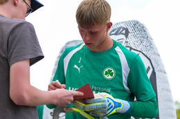16.07.2026, Bad Wörishofen, Deutschland, 2. Bundesliga, Saison 2026/2027, Der SpVgg Greuther Fürth startet mit der zweiten Trainingseinheit in sein Sommertrainingslager in Bad Wörishofen (Unterallgäu). Der Verein bereitet sich dort auf die Saison 2026/2027 vor. Florian Hellstern (SpVgg Greuther Fürth) verteilt Autogramme.