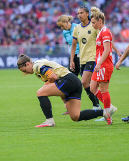 Allianz Arena, München, Deutschland – 25.04.2026: Fußball, UEFA Women’s Champions League 2025/2026, Halbfinale Hinspiel, FC Bayern München Frauen vs. FC Barcelona Frauen: Caroline Graham Hansen (FC Barcelona, Sturm) wurde gefoult.