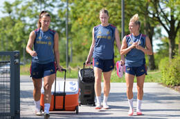 05.08.2026, München, Deutschland. Google Pixel Frauen-Bundesliga: Die FC Bayern Frauen absolvieren auf dem FC Bayern Campus eine Trainingseinheit zur Vorbereitung auf das Testspiel gegen Paris FC. Lena Oberdorf (FC Bayern Frauen), Alara Sehitler (FC Bayern Frauen), Linda Dallmann (FC Bayern Frauen)